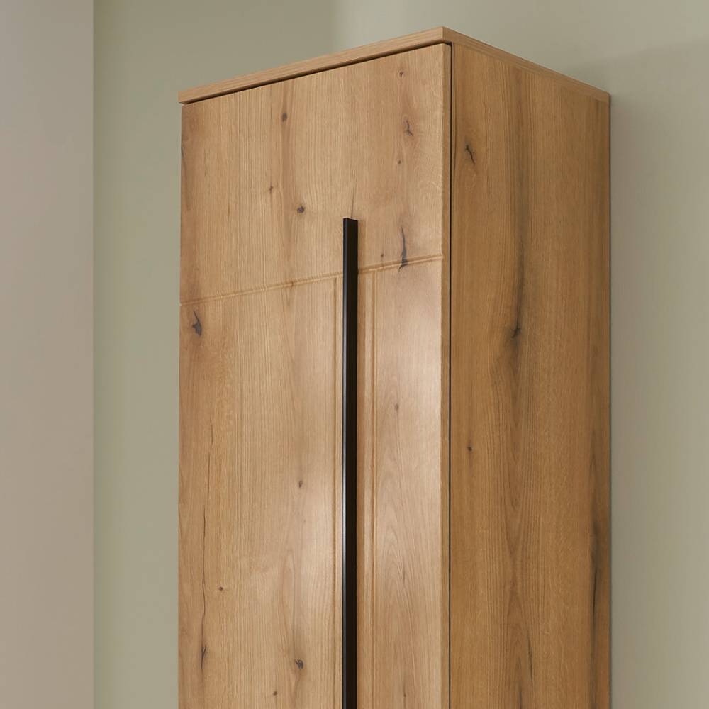 Garderobenschrank in Eiche Optik mit moderner Holzstruktur und schwarzem Längsgriff – Moviess