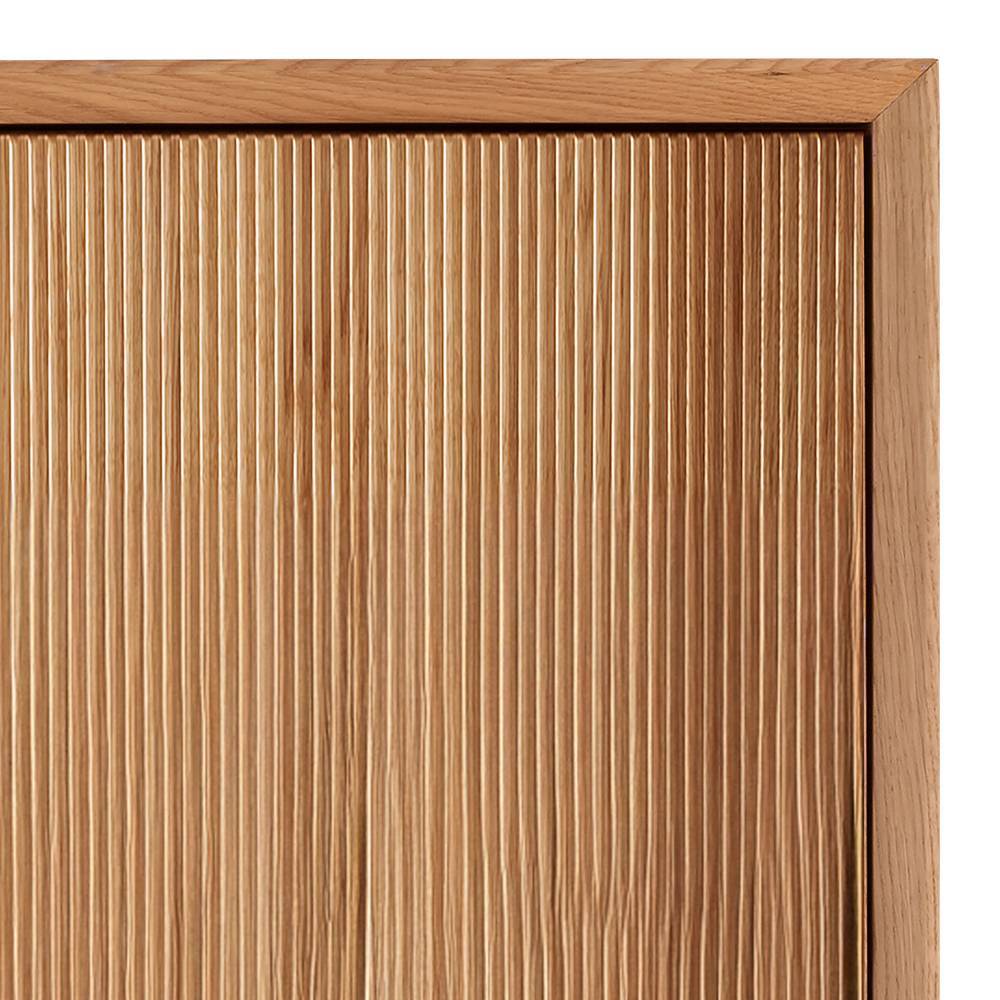 Geriffelte Oberfläche der Massivholz-Doppeltür des Wildeiche Highboards – Fredellia
