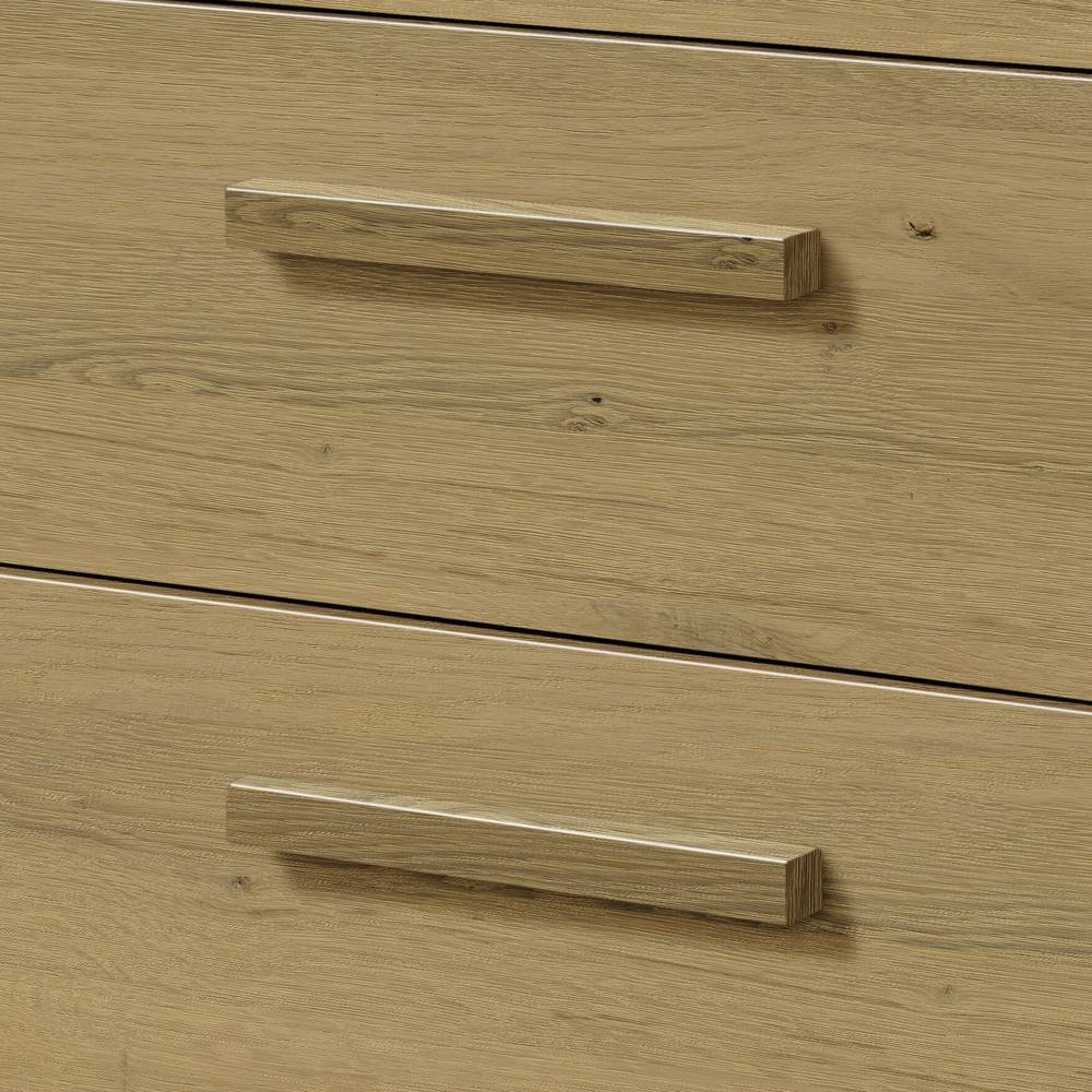 Zwei Schubladen der Kommode aus gebürsteter Wildeiche mit eleganten Holzgriffen – Terra