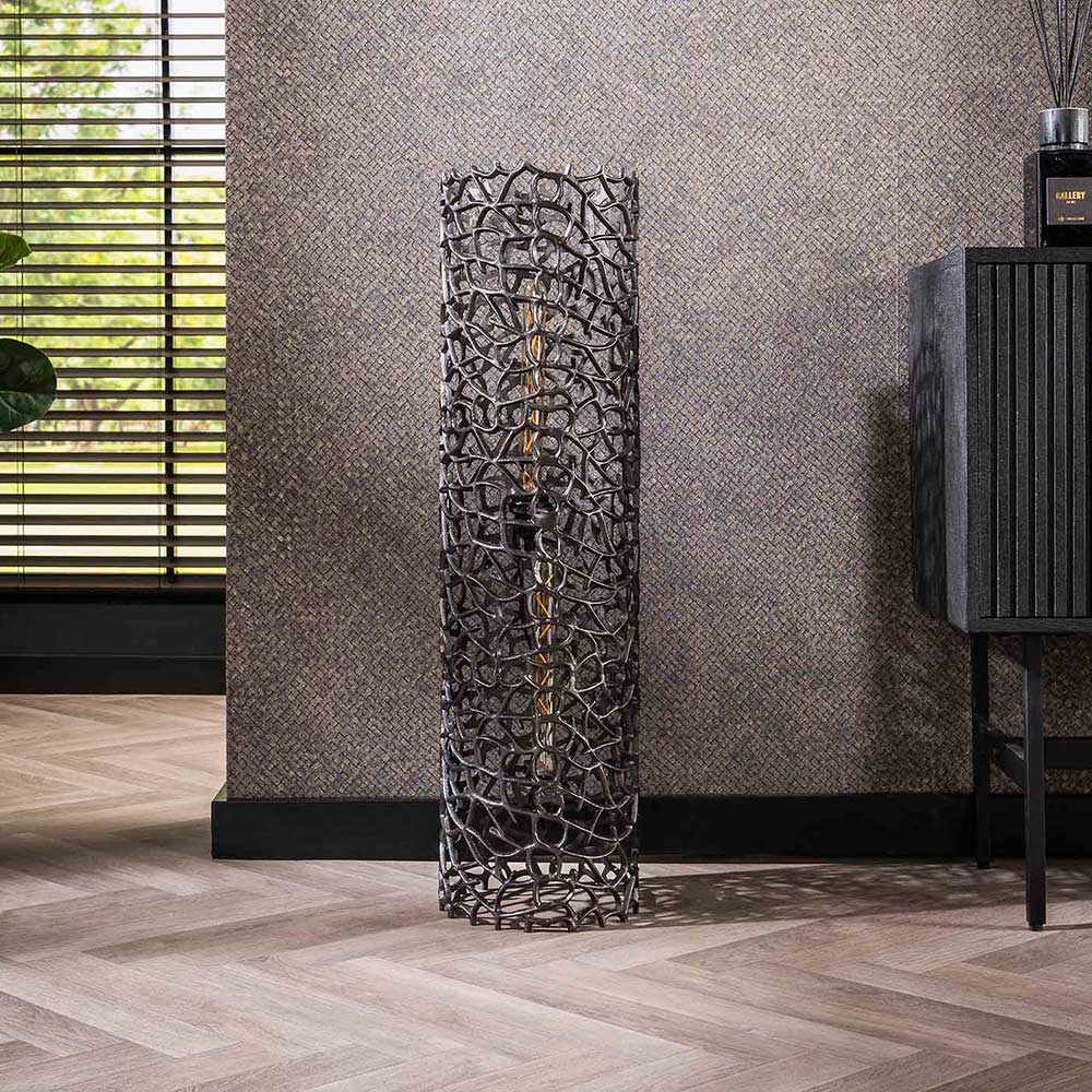 Dunkle Design-Stehlampe aus Metall mit filigranem Muster für stilvolle Wohnzimmerbeleuchtung – Stecma