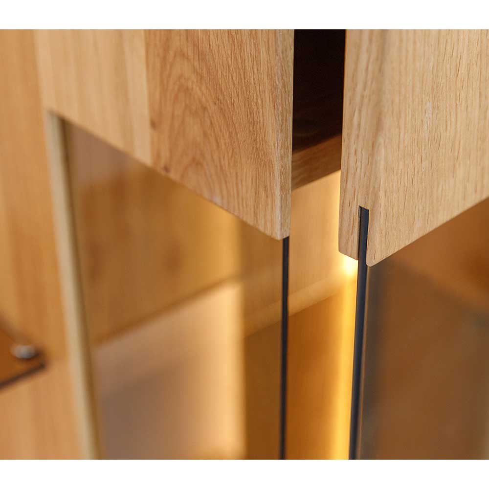 Schmale Spalte zwischen Glasfront und Holzelement der Vitrine mit dezenter LED-Beleuchtung – Cocondar