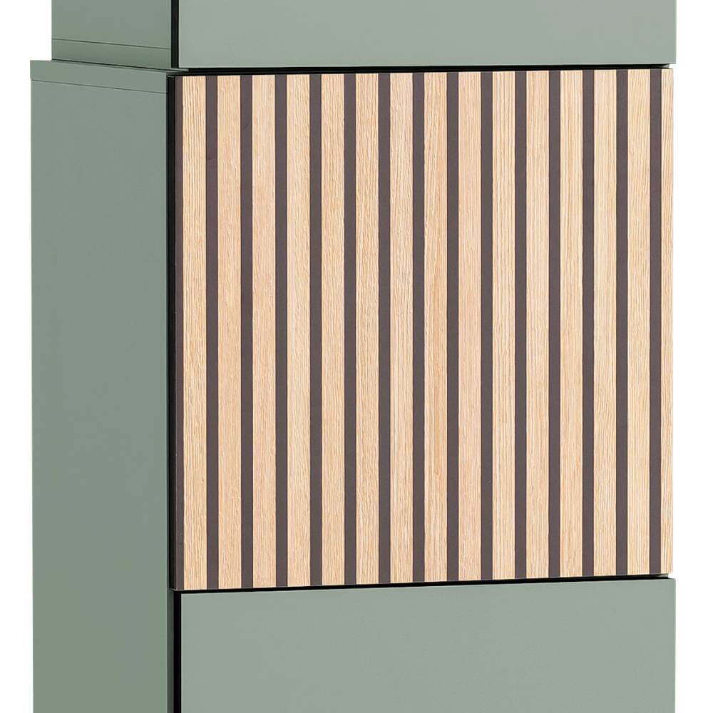 Detail der Türfront mit vertikalen Holzlamellen und feiner Rillenstruktur in Naturholzoptik – Sianner