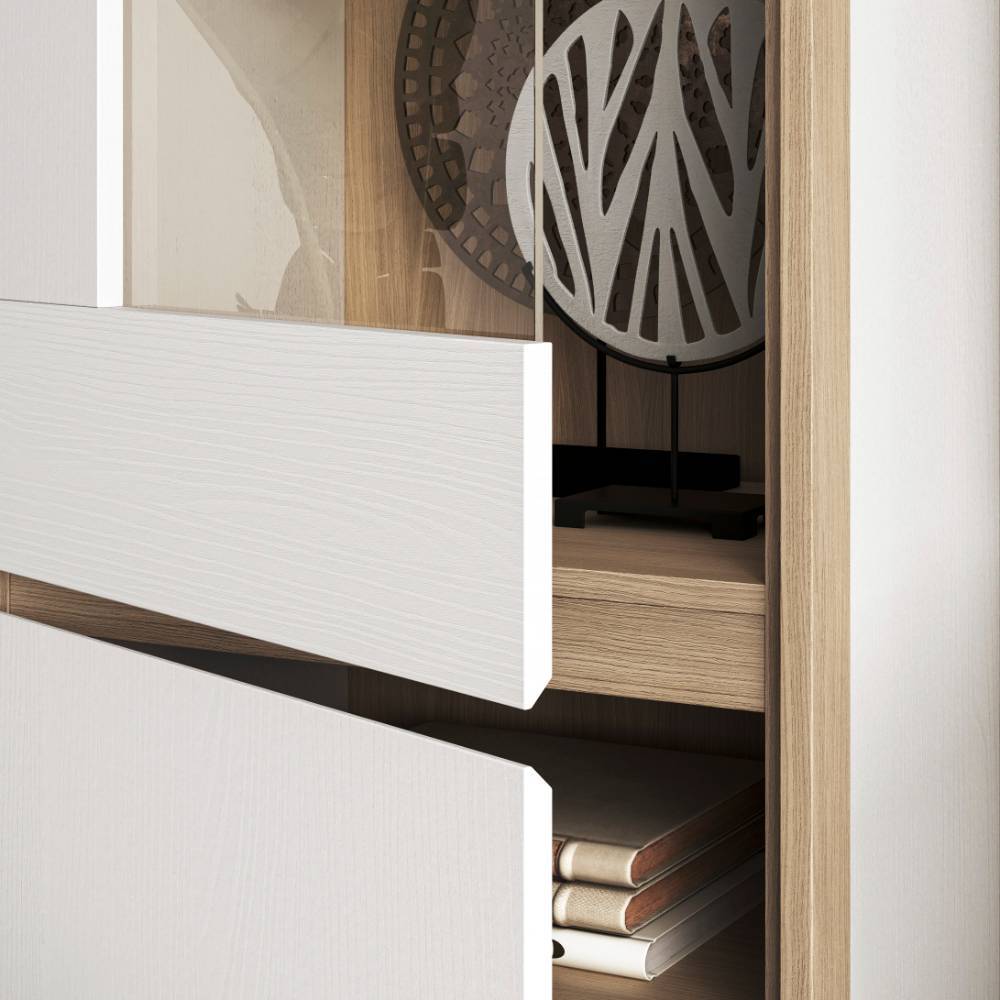 Geöffnete Vitrinenschranktür in Weiß mit sichtbaren Dekofächern und Holzdetails – Ovidio