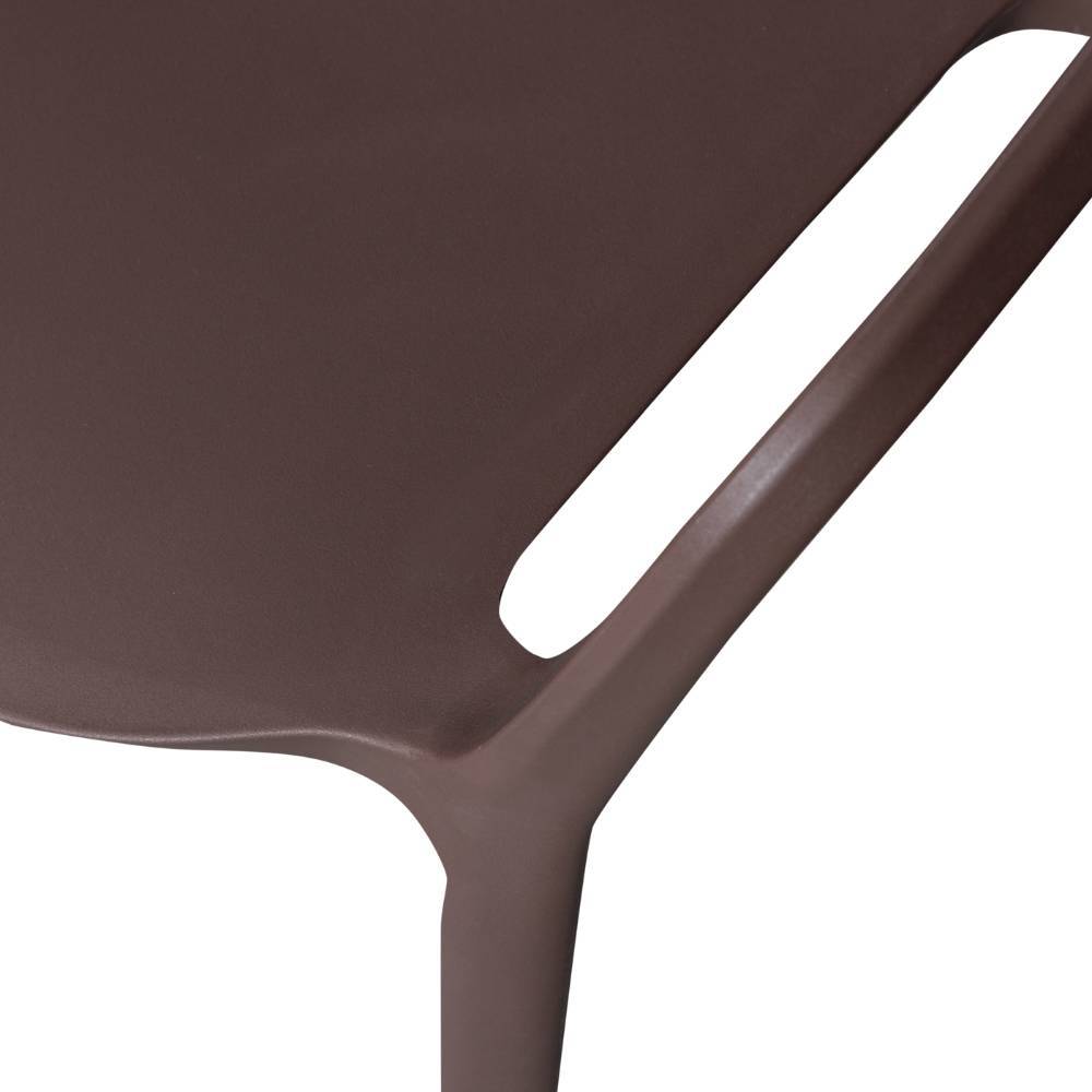Ergonomisch geformter Sitz und stabiles Stuhlbein eines braunen Gartensessels – Dalfonso