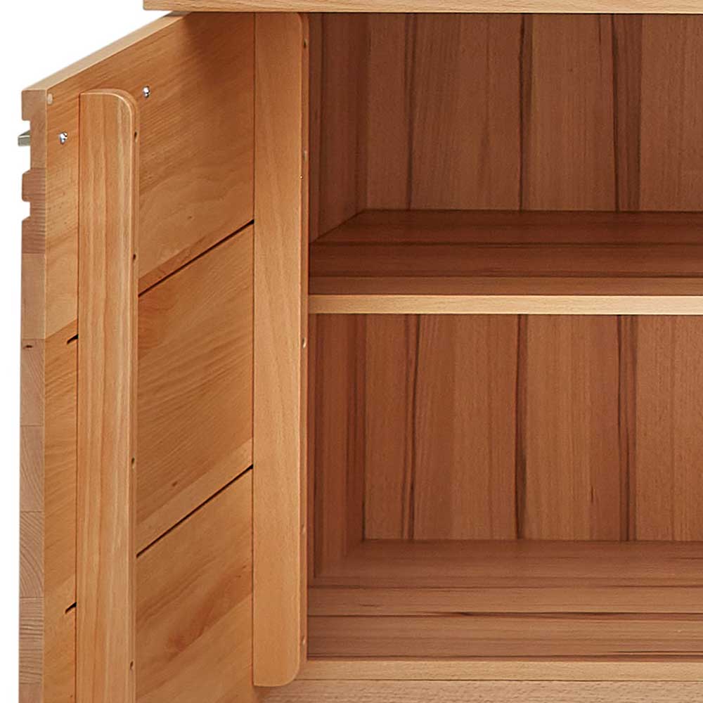 Geöffnetes Fach des Sideboards aus Kernbuche Massivholz mit Einlegeboden – Amyonta