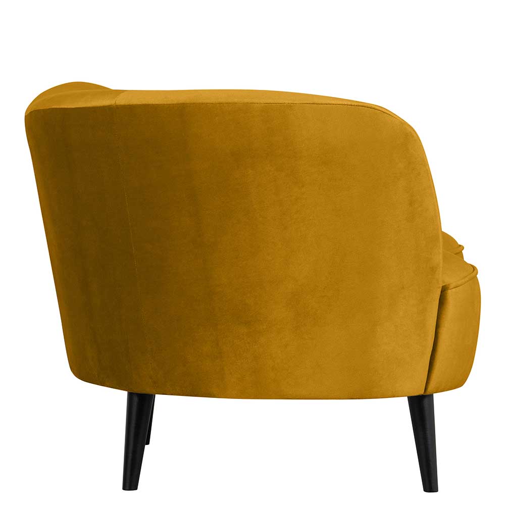Loungesessel aus Samt in Ocker von der Seite mit eleganter Form der Rückenlehne – Olav
