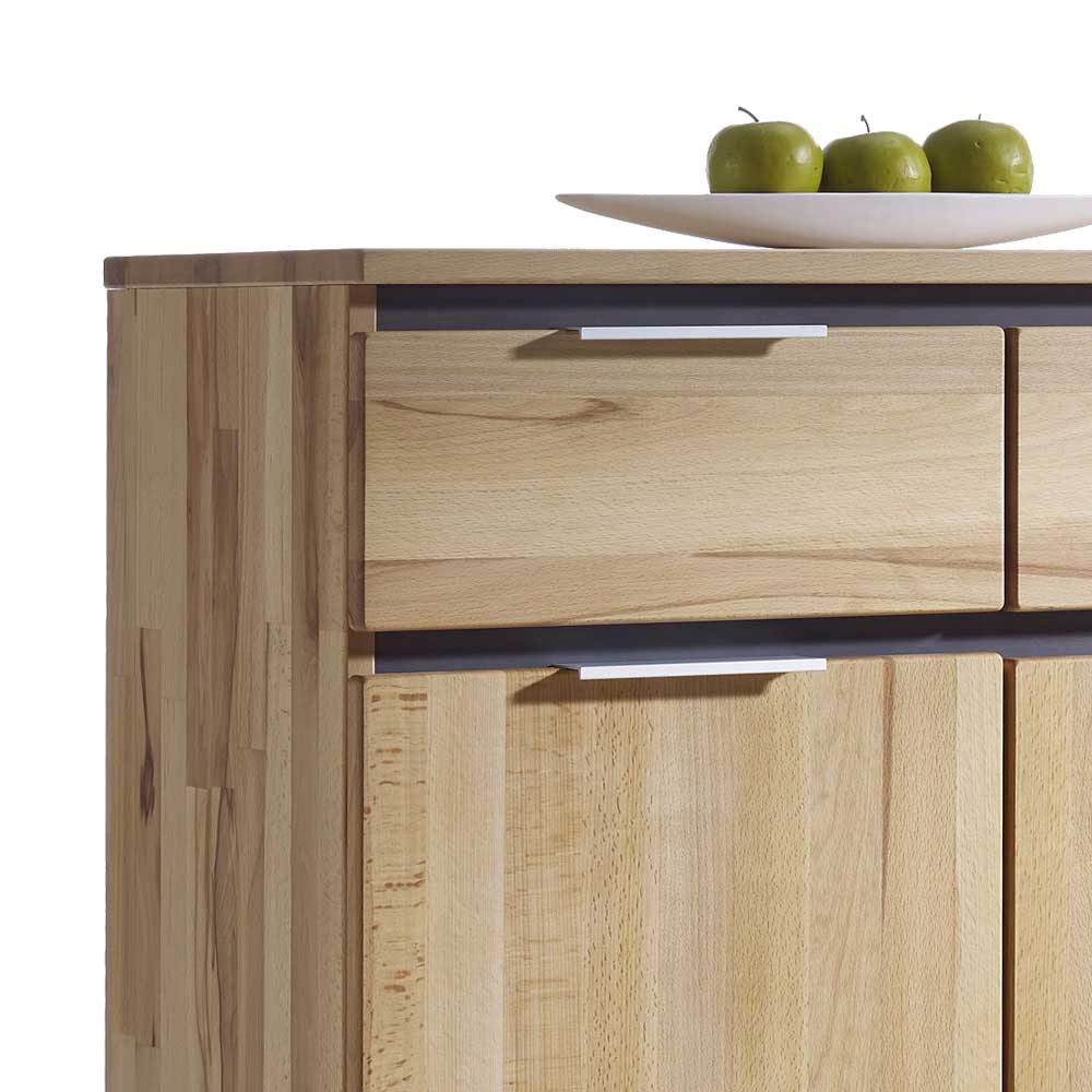 Detail des Esszimmer Sideboards aus Kernbuche mit einer Schublade und eleganten Metallgriffen – Leyrina