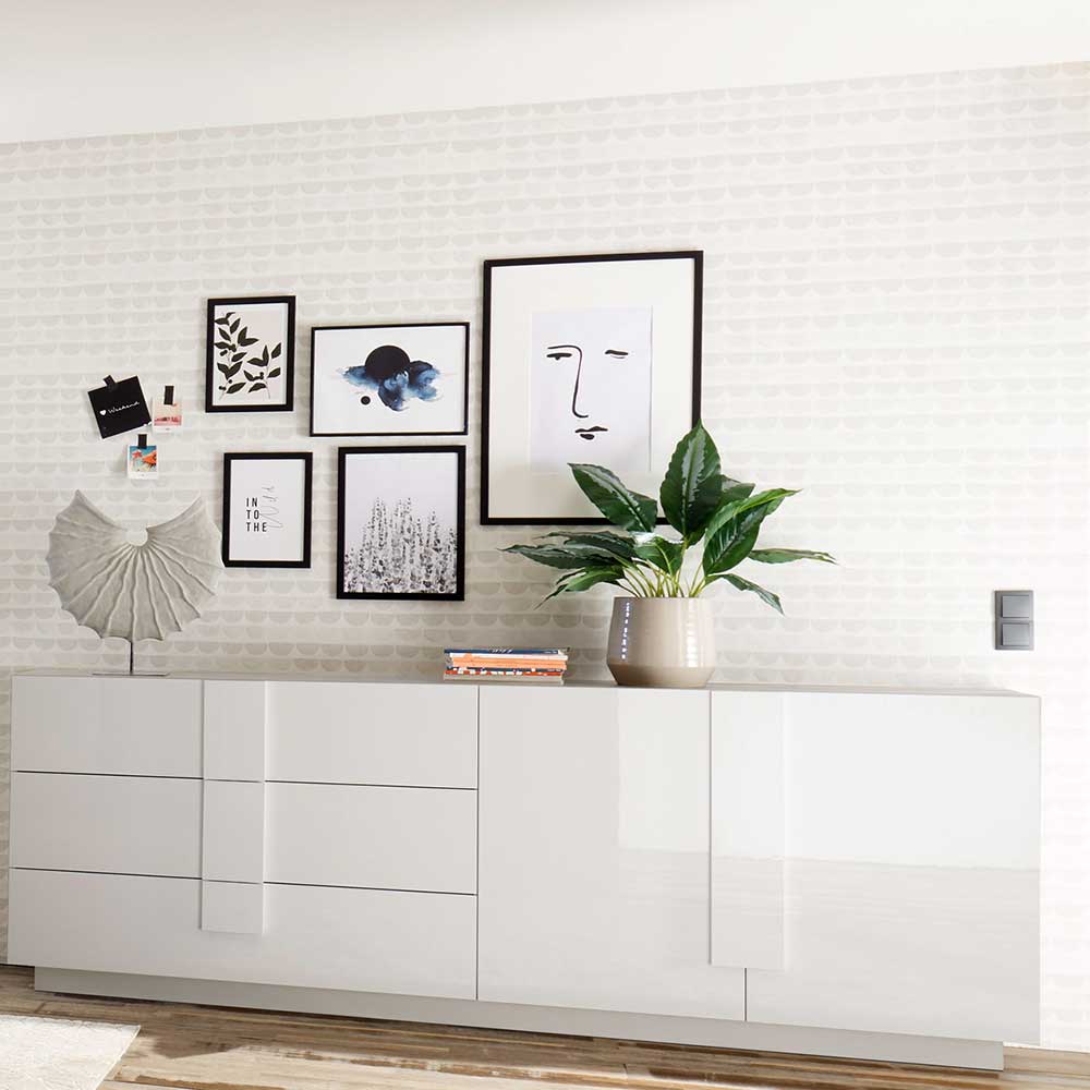 Modernes hochglänzendes Sideboard in Weiß mit geschlossenen Schubladen und Türen – Kerym