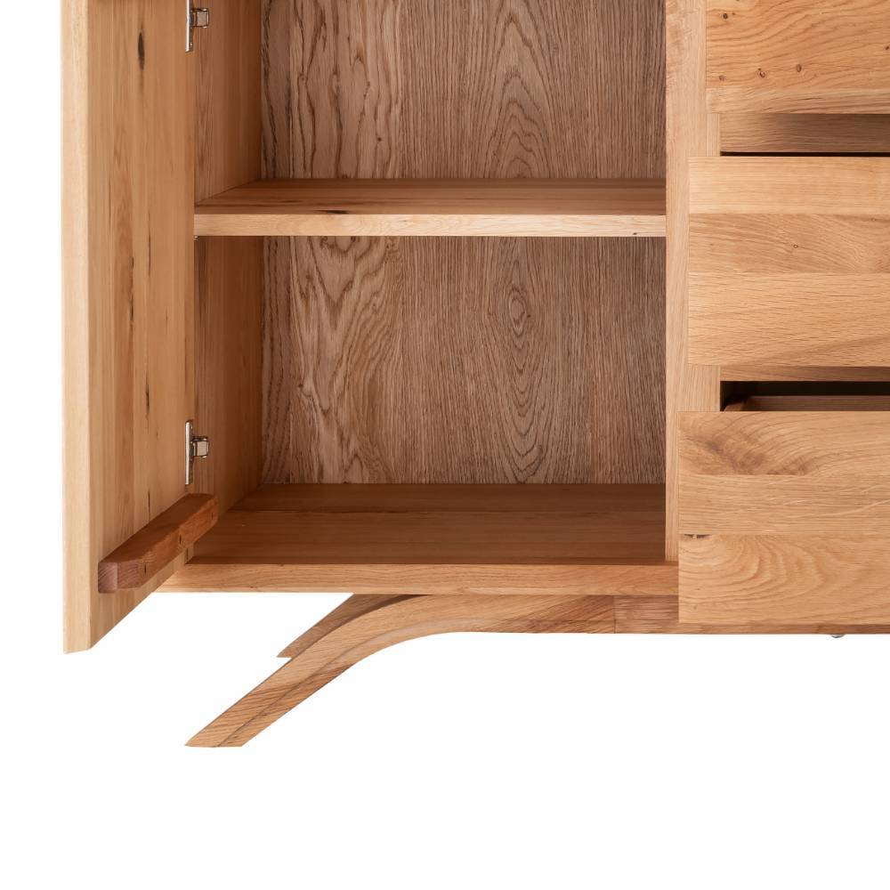 Ge
 ffnete T
 r des Sideboards aus Wildeiche, zeigt den praktischen Innenraum mit Regalboden 
 Fredellia