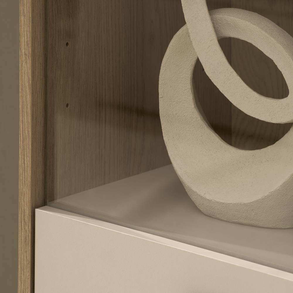 Detail des offenen Vitrinenfachs mit heller Holzmaserung und beiger Ablagefläche – Dasanti