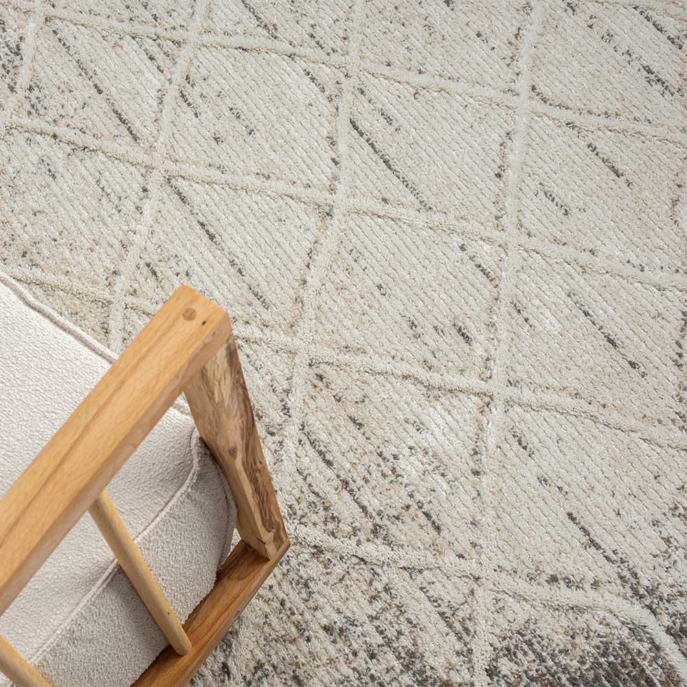 Texturierter Teppich in Beige und Hellgrau mit strukturiertem Rautenmuster – Freshna