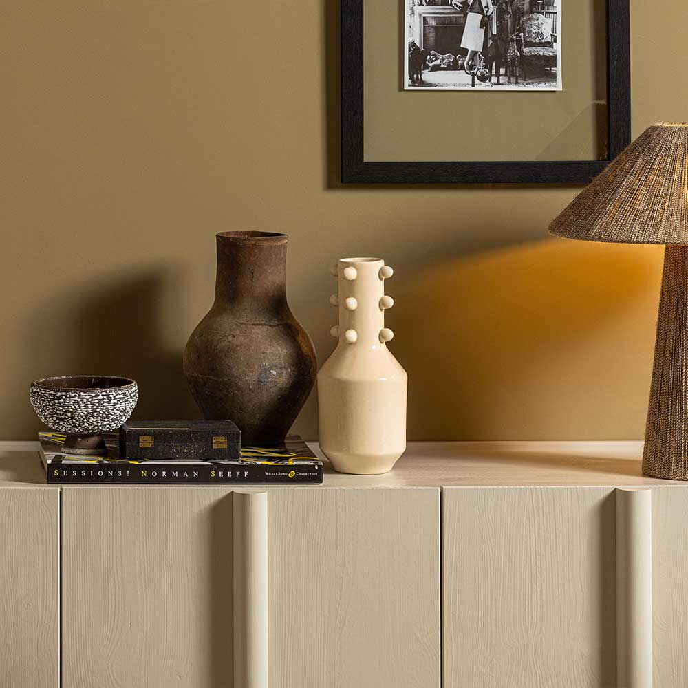 Oberseite des hellgrauen Sideboards mit gerillter Front und eleganter Holzoptik – Glamoure