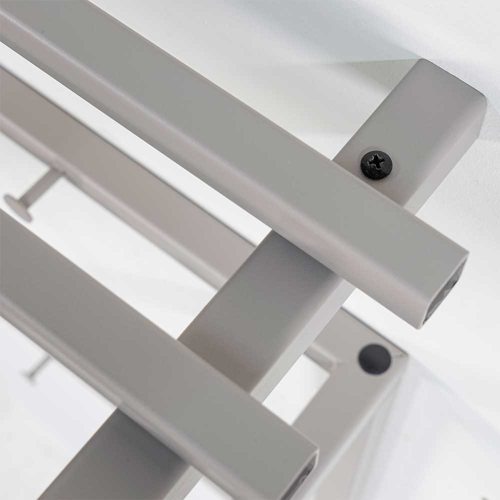Robuste Metallkonstruktion der taupefarbenen Garderobe mit Befestigungsdetails – Solca