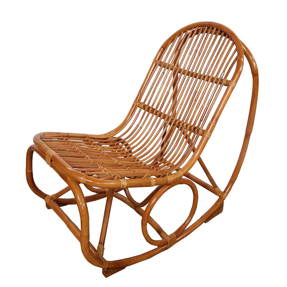 Schaukelstuhl aus hellem Rattan Geflecht für entspannte Stunden im Wohnzimmer – Ledro