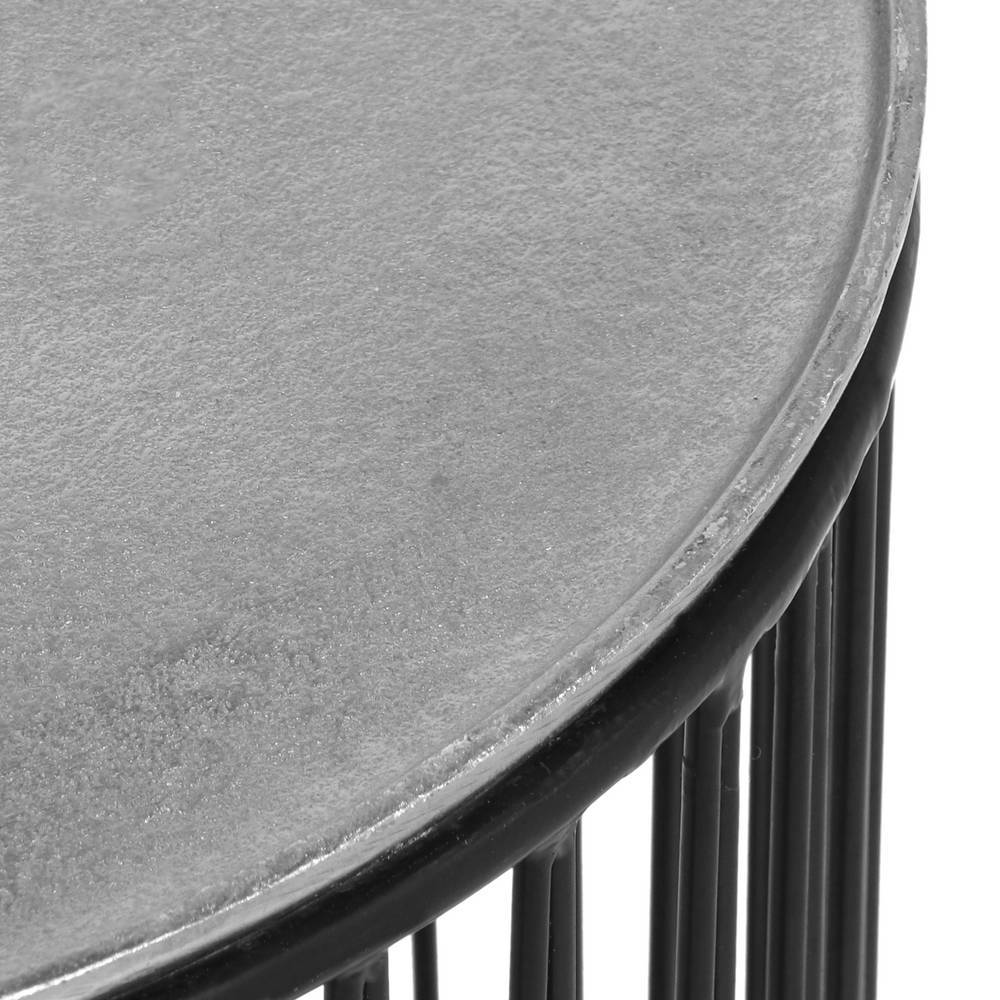 Runder Beistelltisch mit silberfarbener Tischplatte und schwarzem Metallgestell Detailansicht – Rusaly
