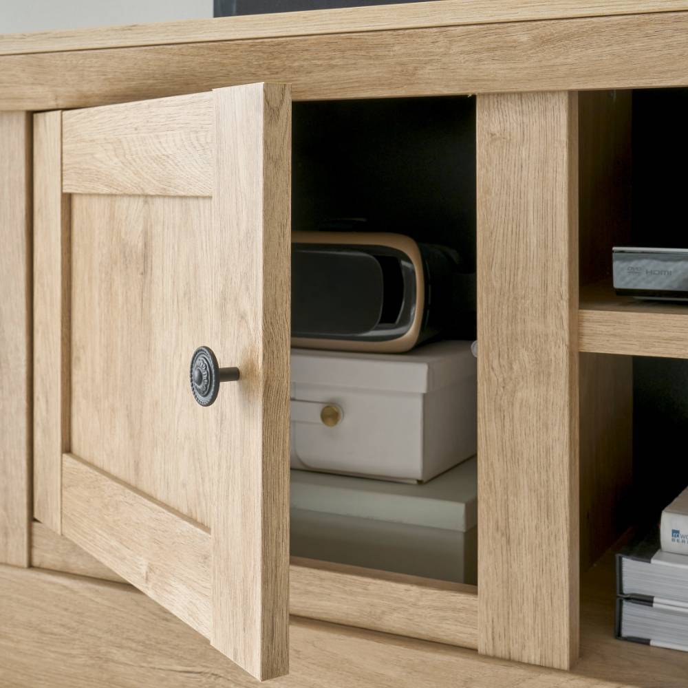 Offene Tür des TV-Lowboards in heller Holzoptik mit Stauraum und schwarzer Rückwand – Hengas