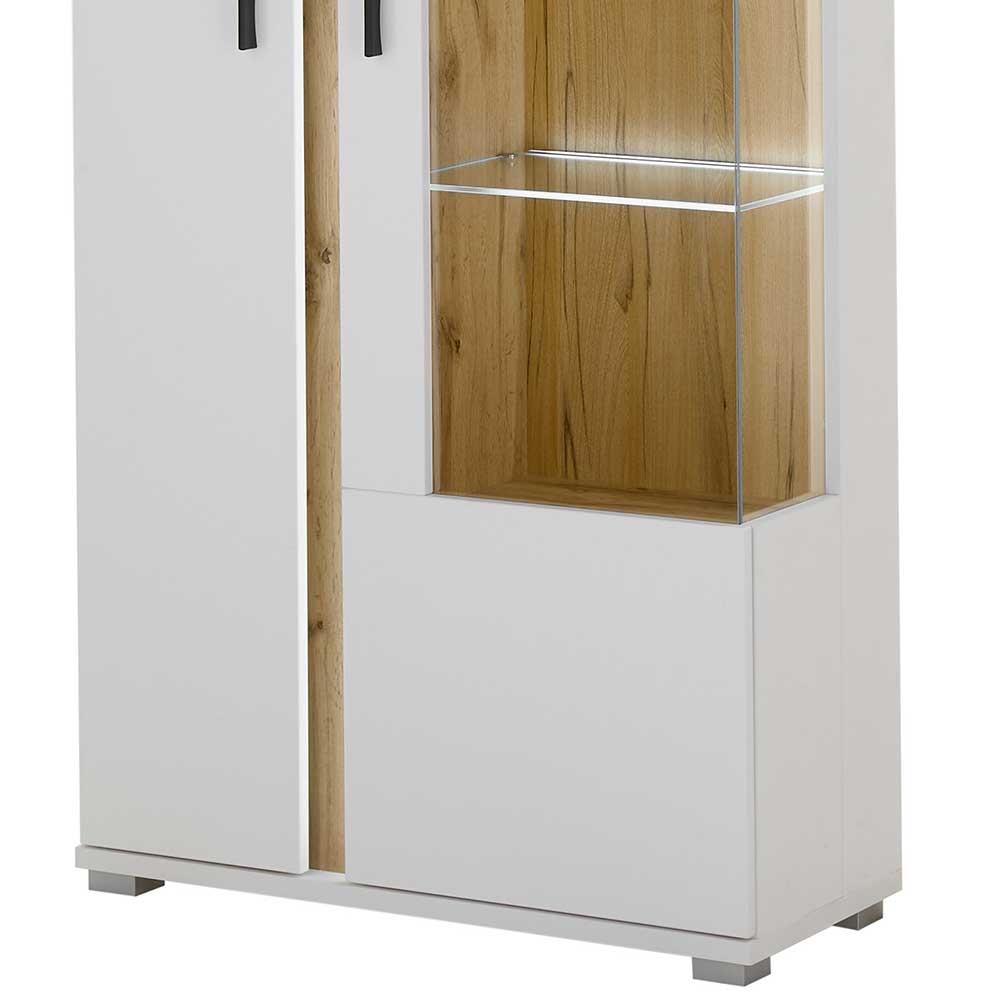 Detailansicht des unteren Bereichs der weißen Vitrine mit elegantem Sockel und Glasfach – Racelyn