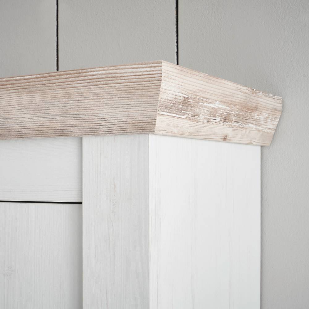 Detail der oberen Zierleiste des weißen Hängeschranks aus hellem Holz mit Used-Look – Nedita