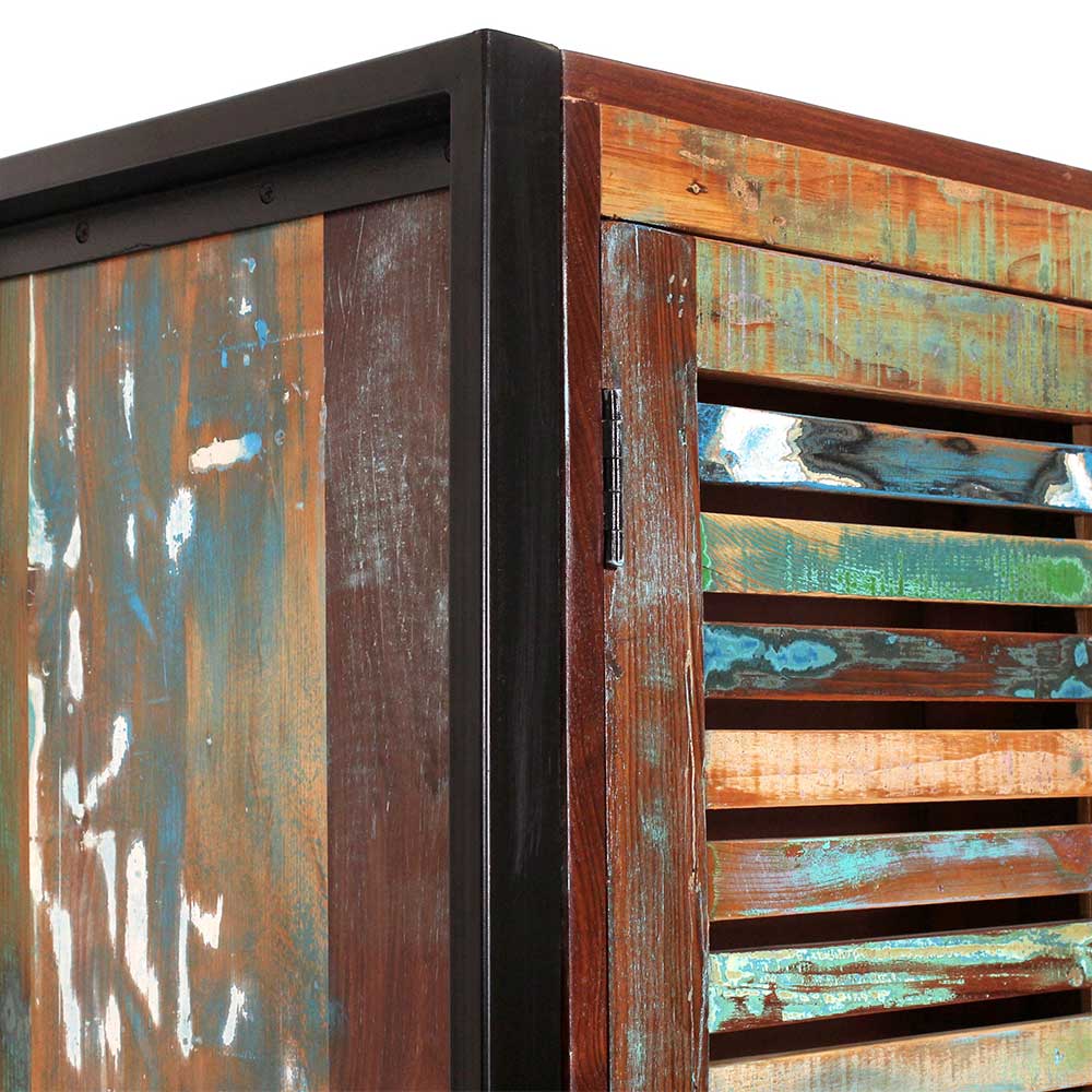 Oberer Bereich des bunten Shabby Chic Schranks mit markantem dunklem Metallgestell – Vosbadus