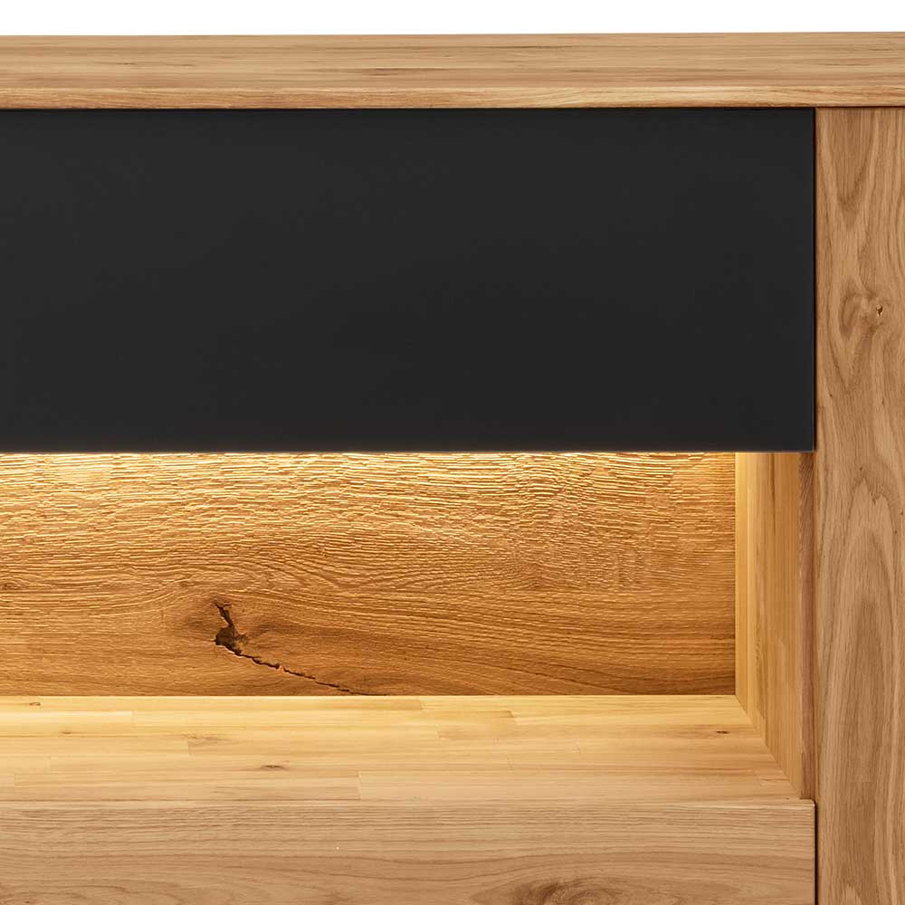 Beleuchtetes offenes Fach des Sideboards mit natürlicher Holzmaserung und schwarzer Abdeckung – Viligrana