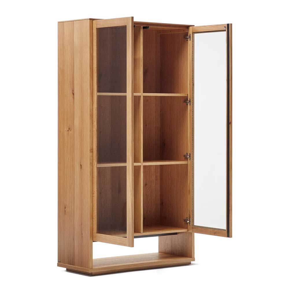 Skandi Vitrine in Eichefarben mit geöffneten Glastüren und Holzböden – Algaro