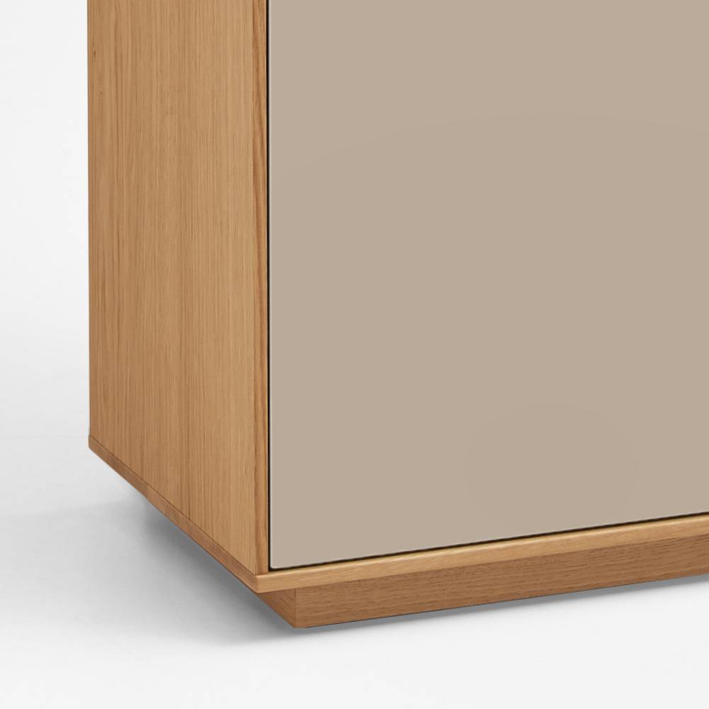 Flur Mehrzweckschrank Holzoptik mit beiger Tür und Sockel – Nova