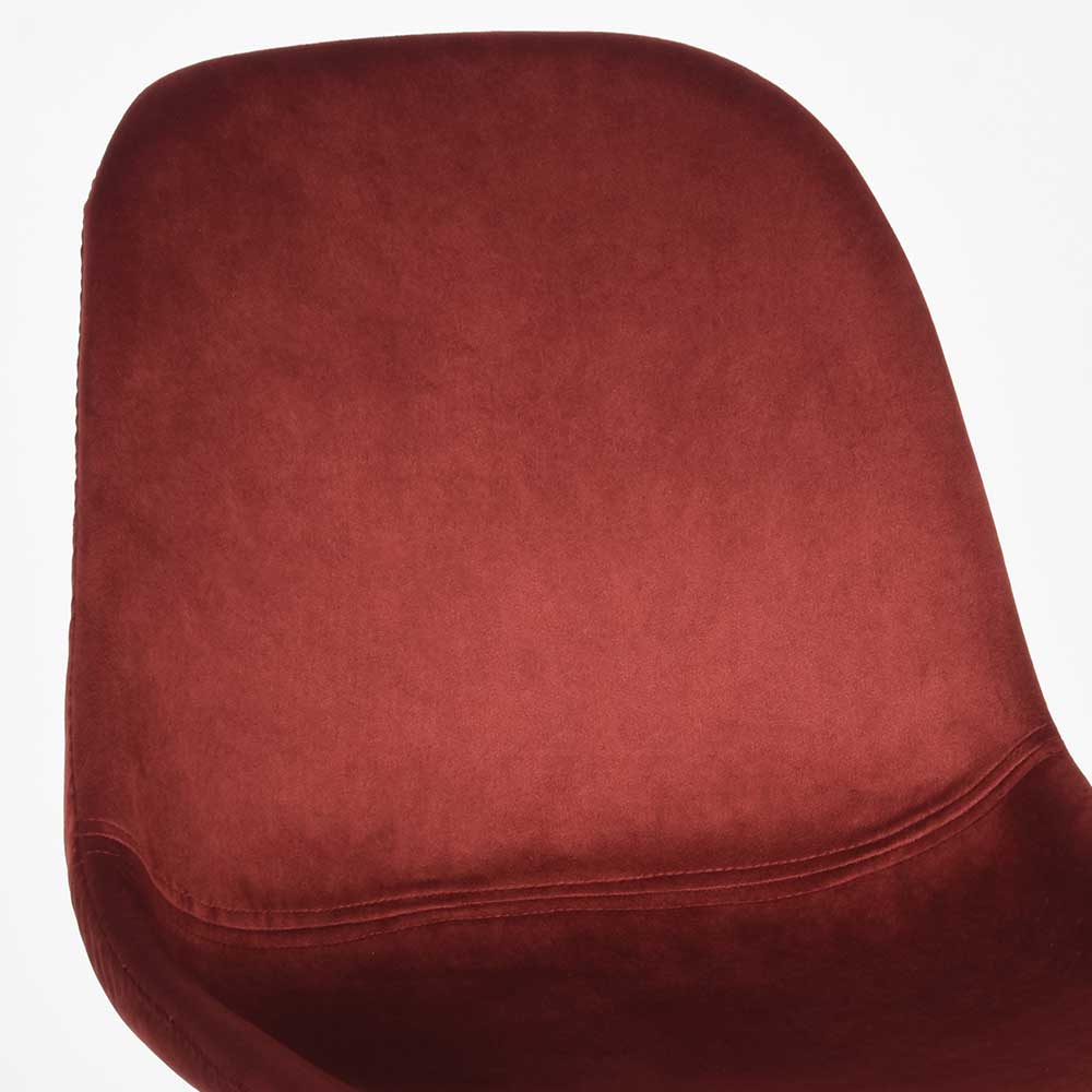 Weiche Rückenlehne des roten Samtstuhls mit feinen Ziernähten, ideal für Esszimmer – Oliosca