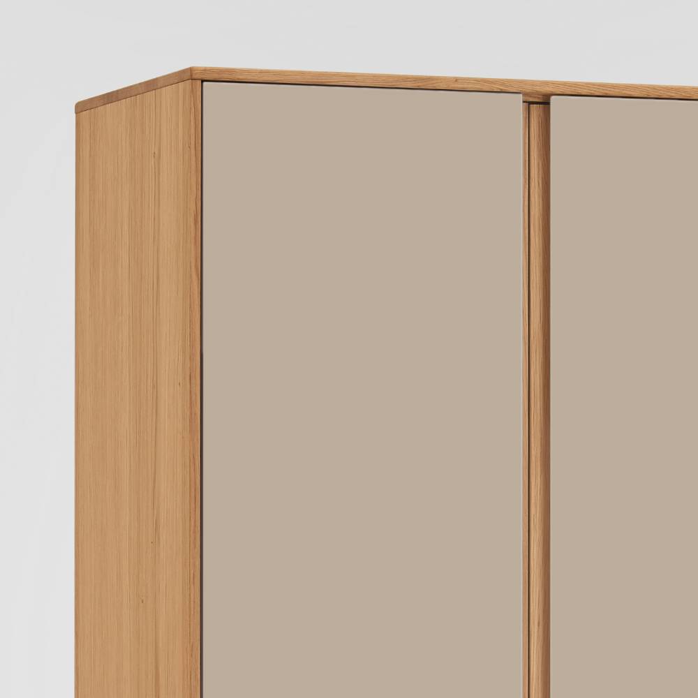 Garderobenschrank Korpus in Eiche Bianco mit zwei taupefarbenen Fronten für den Flur – Nova