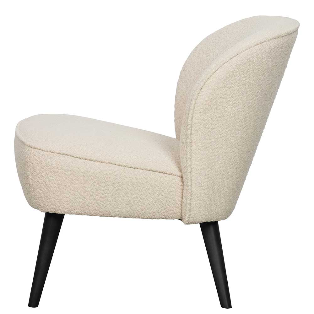 Eleganter Bouclé Loungesessel in Creme von der Seite für Wohnzimmer und Flur – Castilla