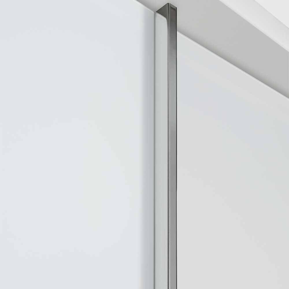 Vertikale Griffleiste aus Metall an der weißen Hochglanz Schwebetür – Highlamp