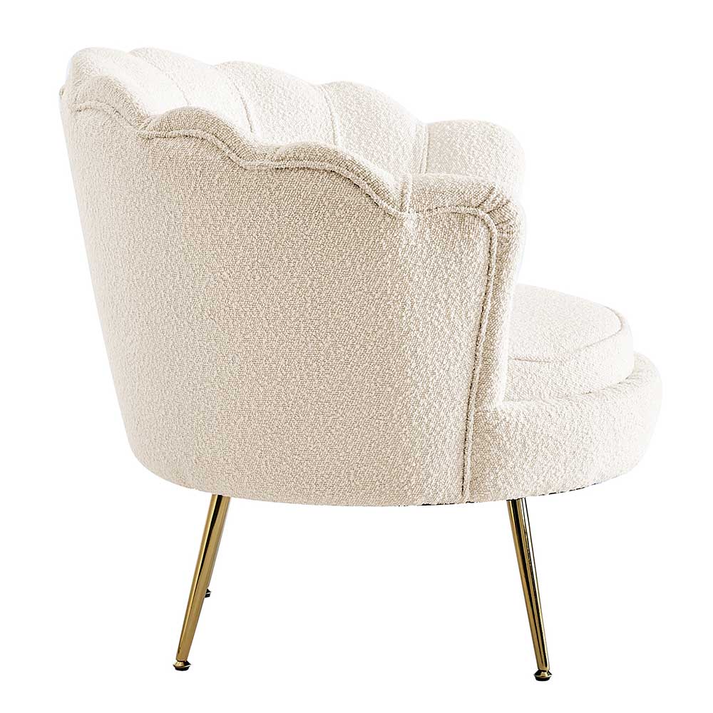 Moderner Boucle Designsessel in Creme von der Seite mit Muschelform und goldfarbenen Füßen – Ucera