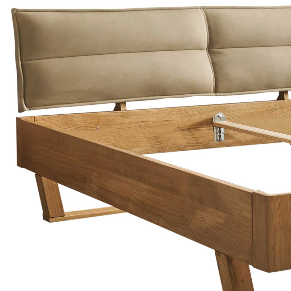 Gepolstertes Kopfteil in Beige und massiver Eichenbettrahmen Detail – Aucira