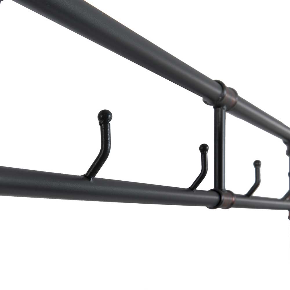 Detailansicht der robusten Garderobenhaken an der Kleiderstange im Industrial Look – Nenvia