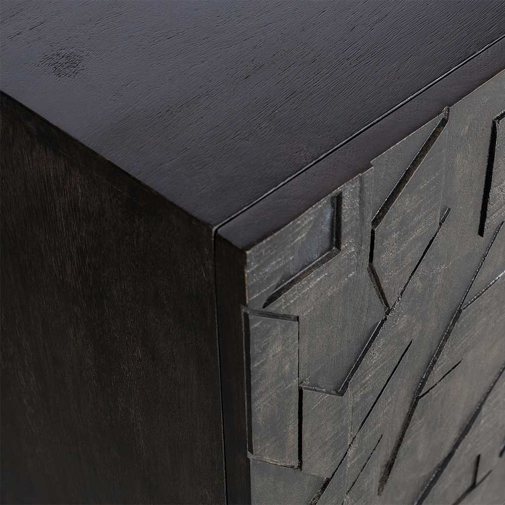 Oberkante des schwarzen Sideboards, Ansicht der dunklen Holzplatte und Kanten – Eiken