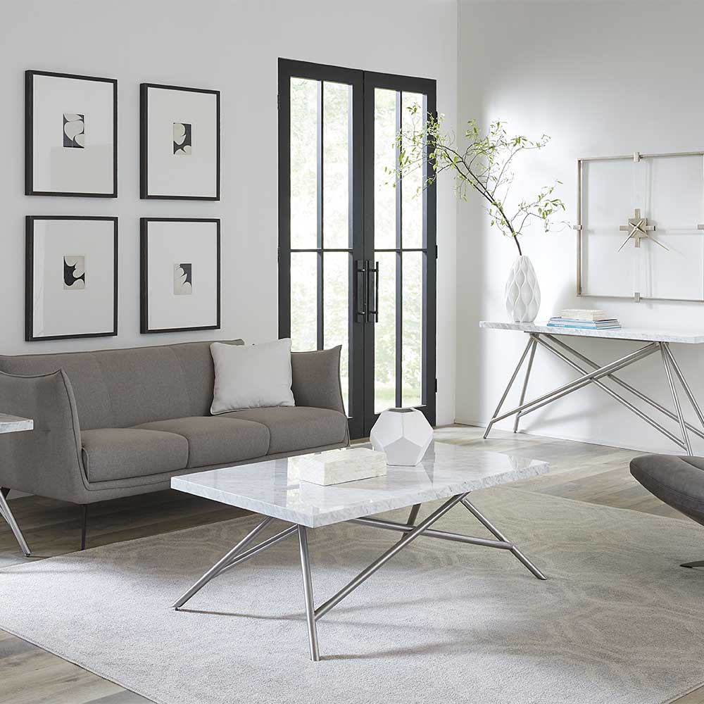 Moderner Couchtisch mit weißer Marmorplatte und elegantem Metallgestell im Wohnzimmer – Ele