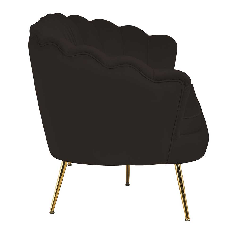 Retro Muschelsofa in Schwarz Samt von der Seite mit goldenen Beinen und geschwungener Rückenlehne – Aluna