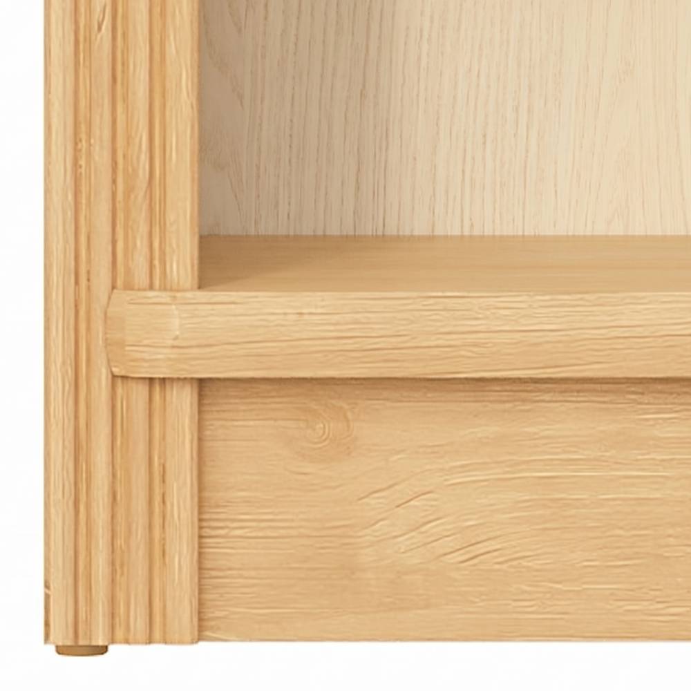 Unterer Detailbereich des Kiefer Natur Regals mit Holzmaserung und Sockelleiste – Snog