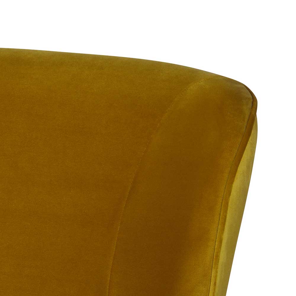 Geschwungene Rückenlehne des gelben Samt Sofas für das Wohnzimmer mit feinem Bezug – Ramia