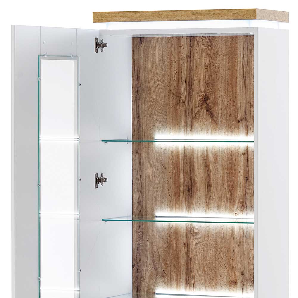 Detailansicht der geöffneten Vitrine mit Glasböden und integrierter LED-Beleuchtung – Caldri
