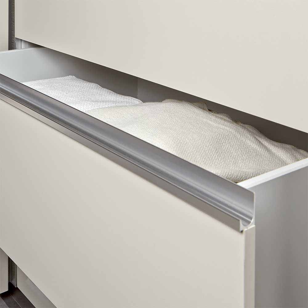 Beiger Schlafzimmerschrank Pastranav mit sechs Schubladen