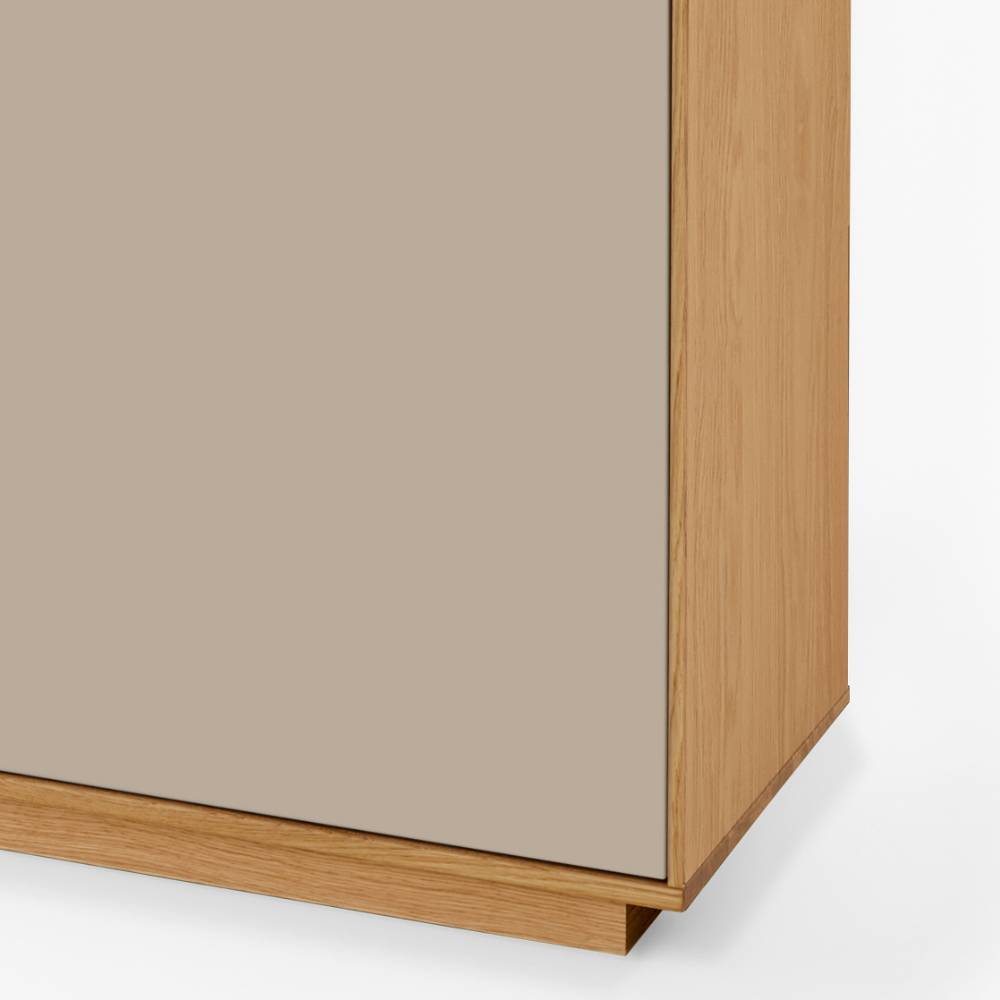 Dielen-Highboard modern mit hellem Holzkorpus und beigefarbenem Frontpaneel – Nova