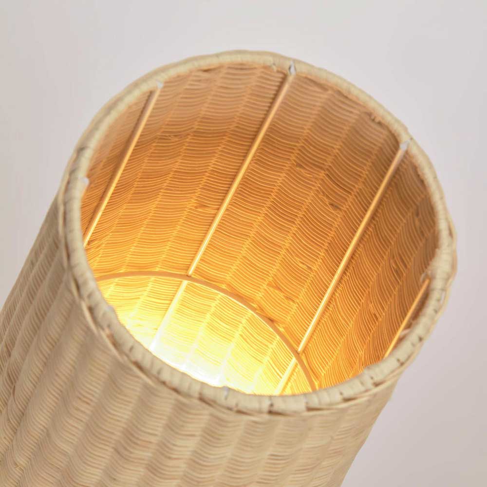 Blick in die beige Rattan Stehleuchte mit sichtbarer Lichtquelle und feinem Geflecht – Abelonia