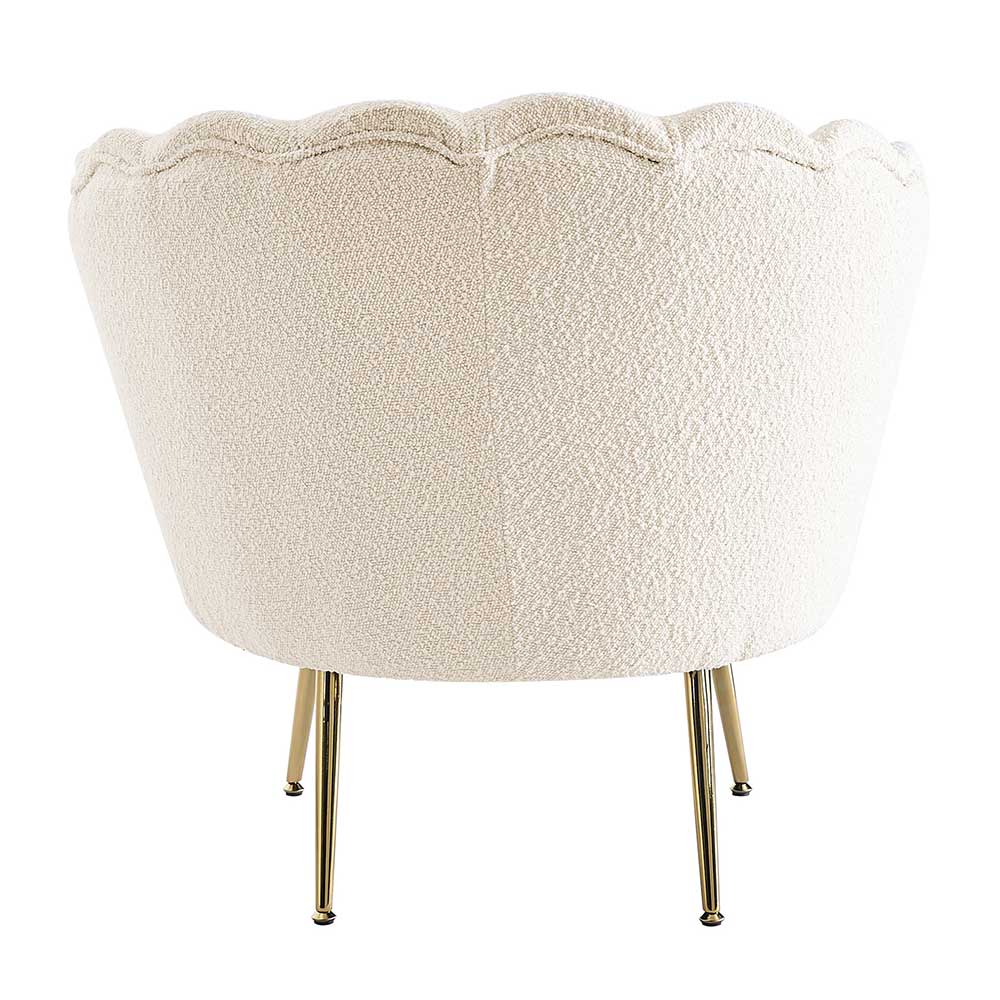 Rückansicht des bequemen Boucle Sessel in Creme mit Muschelform und schlanken goldenen Beinen – Ucera