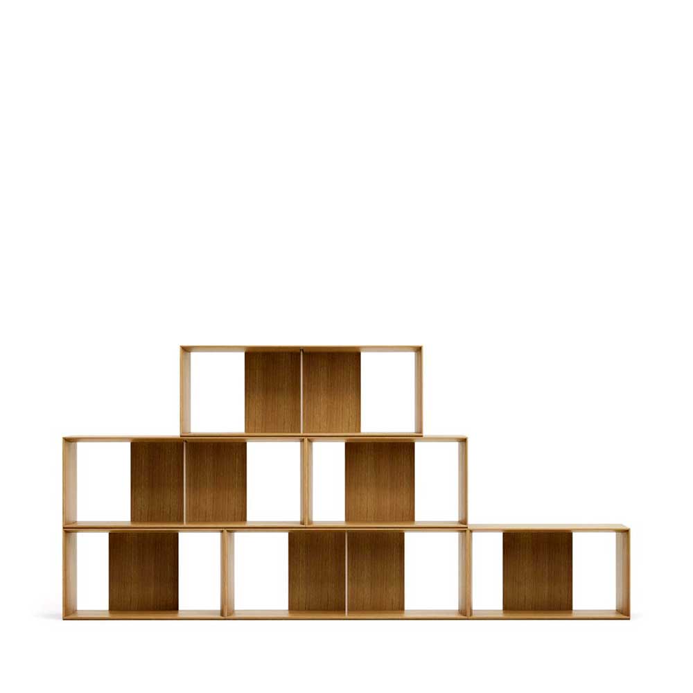 Flexibles Regal Set aus sechs Holzmodulen in Pyramidenform aufgebaut – Hero