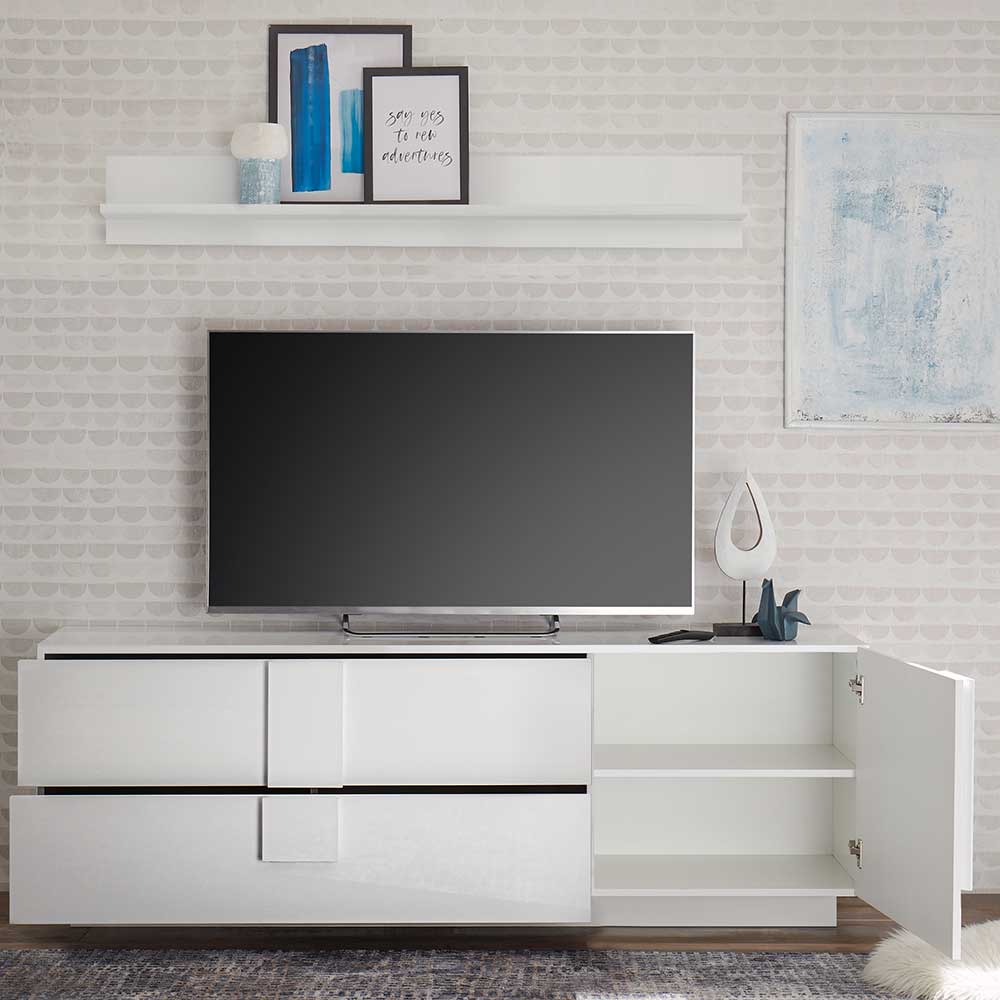 Weiße Hochglanz TV Kommode mit Fernseher und offener Tür im modernen Wohnzimmer – Kerym
