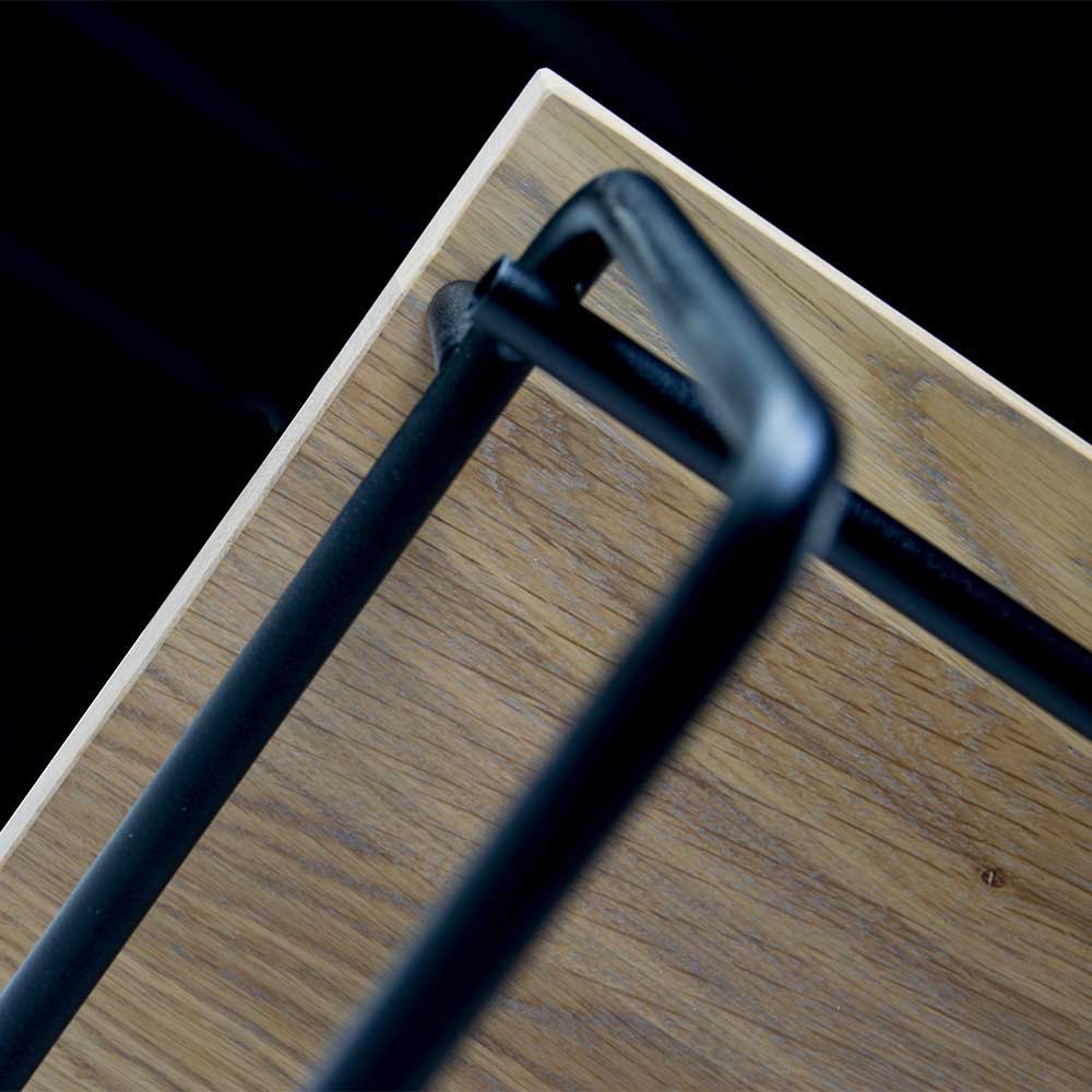 Obere Ansicht der Eichenholzablage und des schwarzen Metallgestells der Flurgarderobe – Creemas