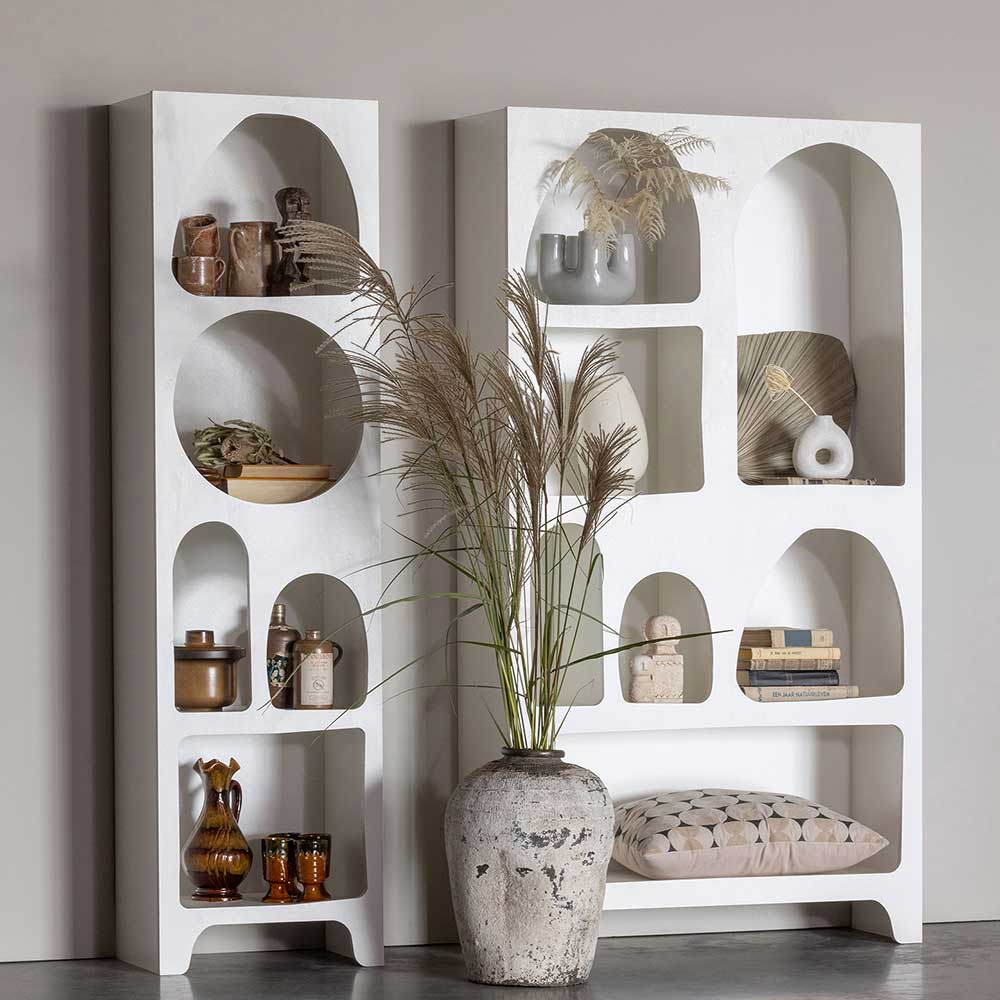 Zwei weiße Retro Design Regale im Wohnzimmer mit verschiedenen Dekorationen – Tom