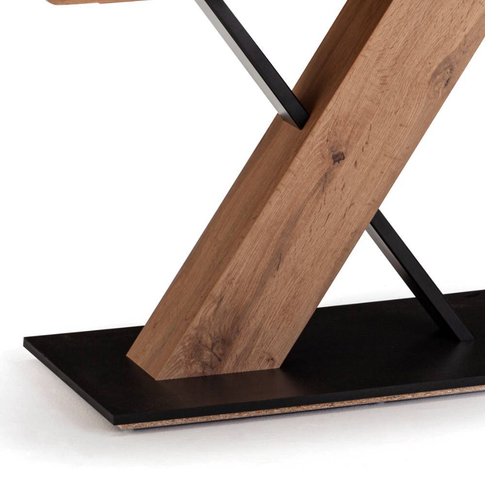 Detail des modernen Tischgestells mit X-förmigem Holzsockel und schwarzer Metallbodenplatte – Oktamian