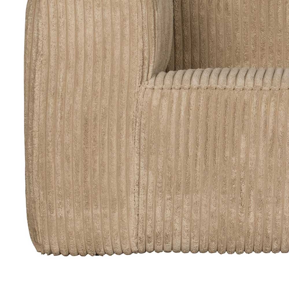 Unterer Eckbereich des beigefarbenen Cordsofas mit robustem Stoffbezug – Loudes