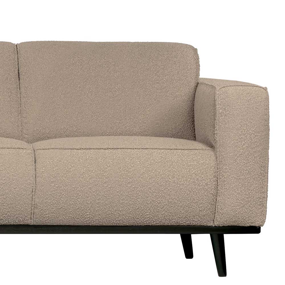 Rechte Seite des beigen 4-Sitzer Sofas mit schmaler Armlehne und schwarzen Holzbeinen – Age